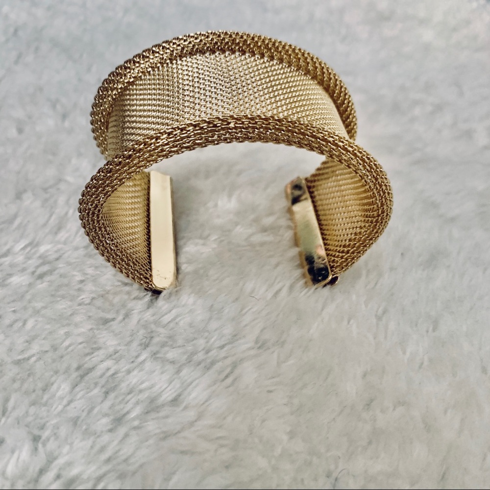 Fashionable wrist jewelry